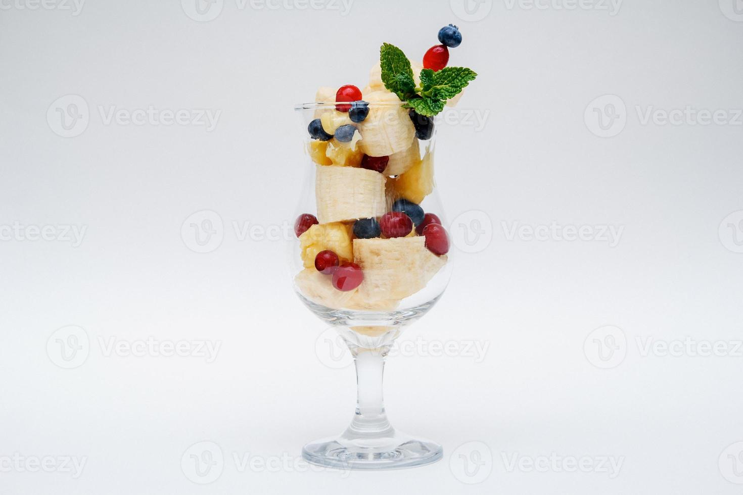glas fruktsallad isolerad på vit bakgrund foto