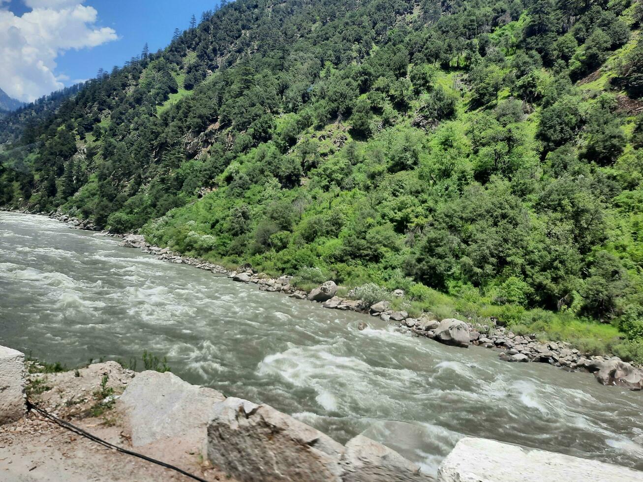 skön dag tid se av keran dal, neelam dal, kashmir. grön dalar, hög bergen och träd är synlig. foto