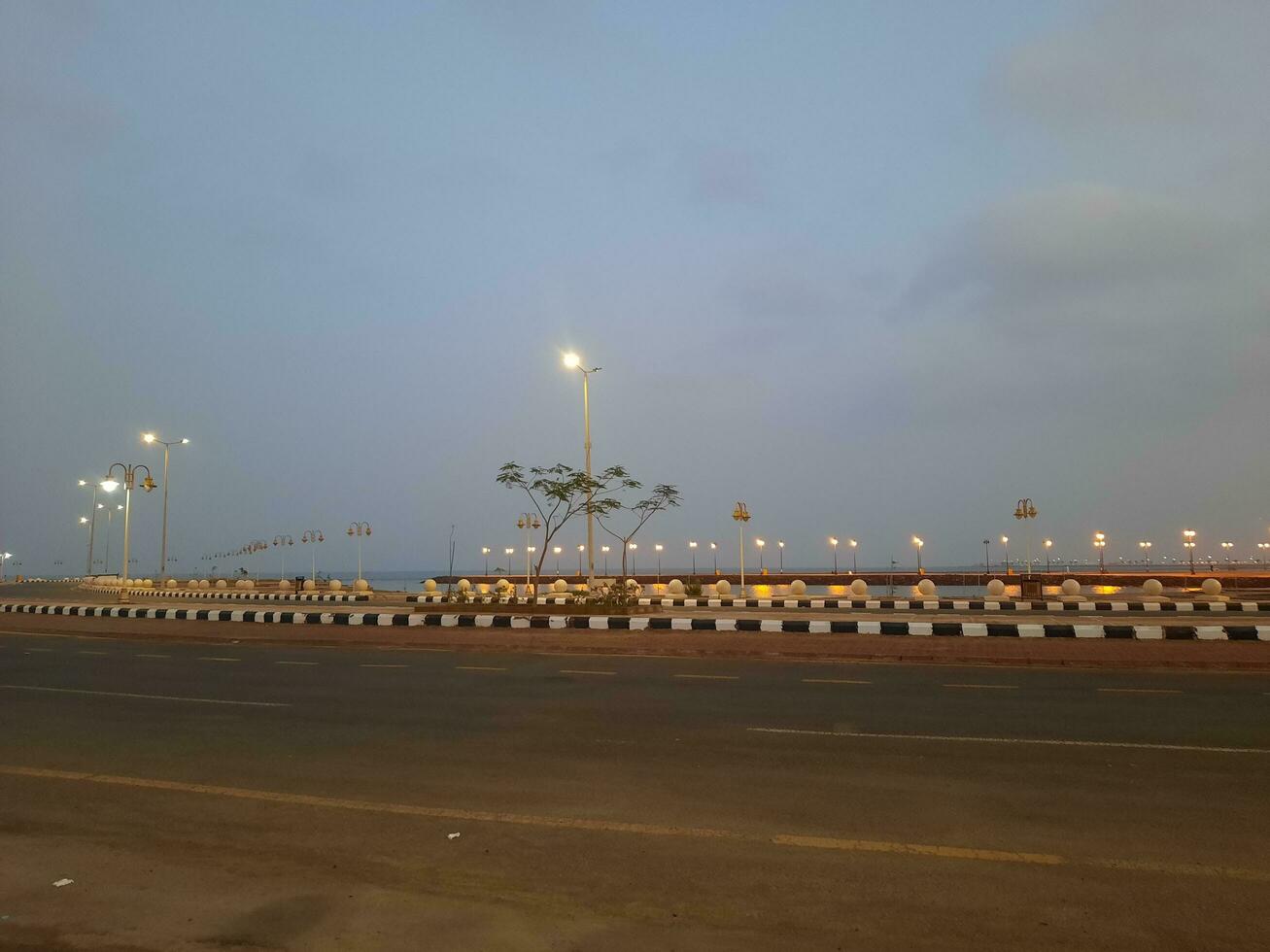 skön morgon- se av al qunfudhah strand, saudi arabien. de lampor på de strand är skapande en skön scen i de morgon. foto