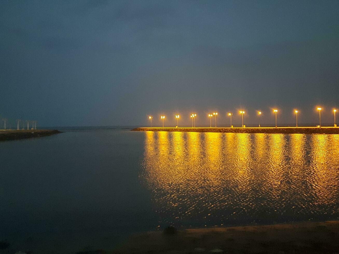 skön morgon- se av al qunfudhah strand, saudi arabien. de lampor på de strand är skapande en skön scen i de morgon. foto