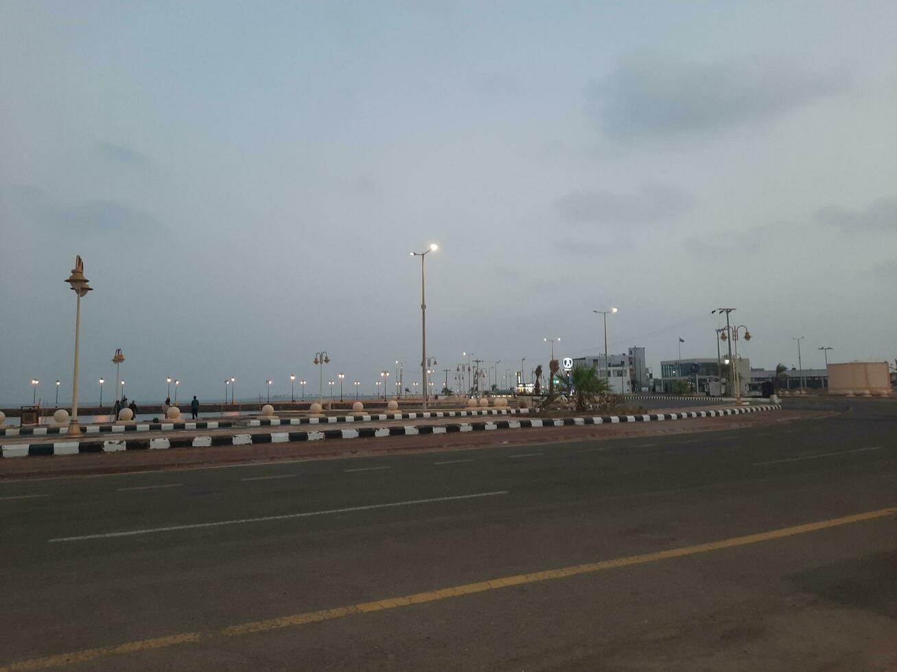 skön morgon- se av al qunfudhah strand, saudi arabien. de lampor på de strand är skapande en skön scen i de morgon. foto