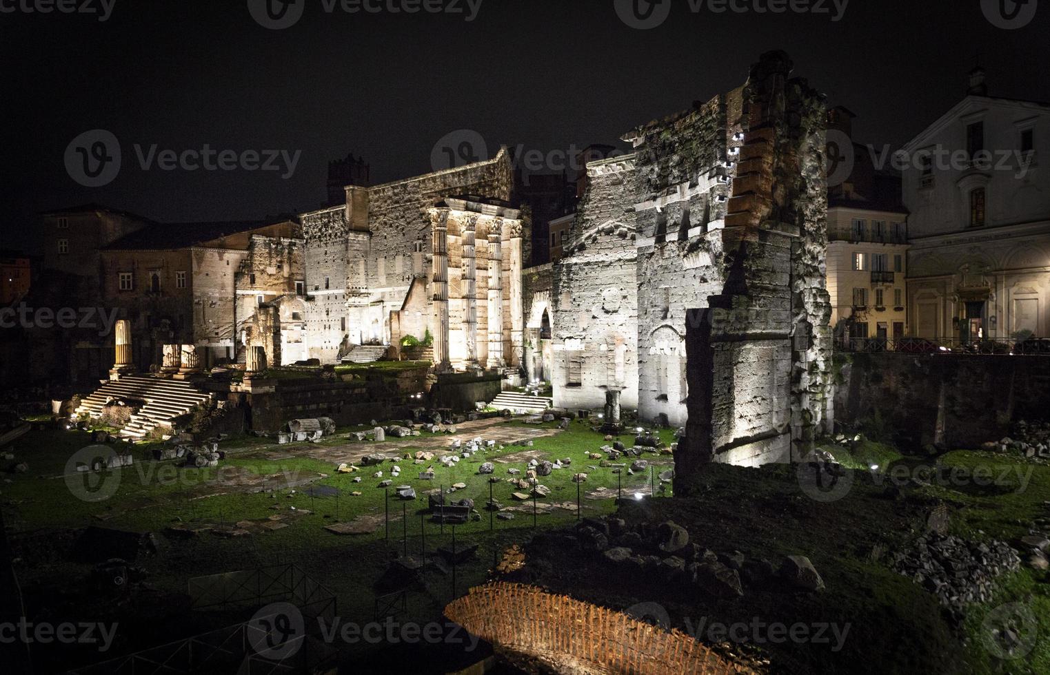 forumet i Rom, Italien på natten foto