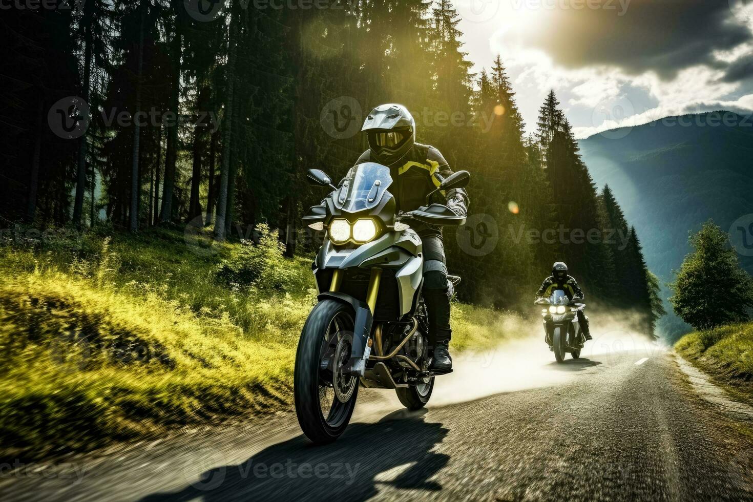 motorcyklist touring på pittoresk berg vägar bakgrund med tömma Plats för text foto