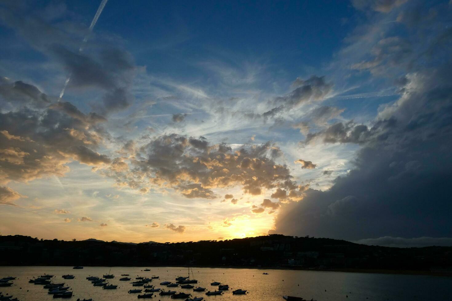 spridd moln i de himmel indikerar en förändra i väder. foto