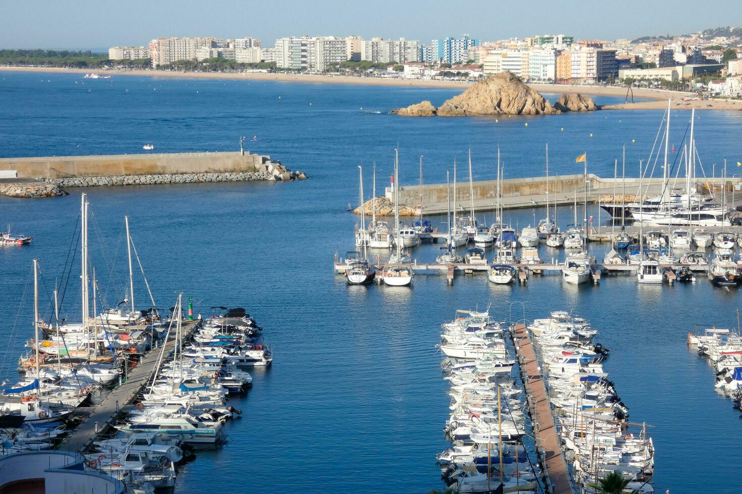 marina och fiske hamn i de stad av blanes på de katalansk kust. foto
