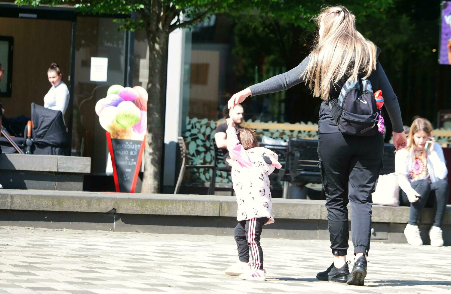 människor är gående på huvud handla Centrum av stadens centrum stad Centrum av luton stad, England bra storbritannien Storbritannien. bild fångad på juni 2:a, 2023 foto