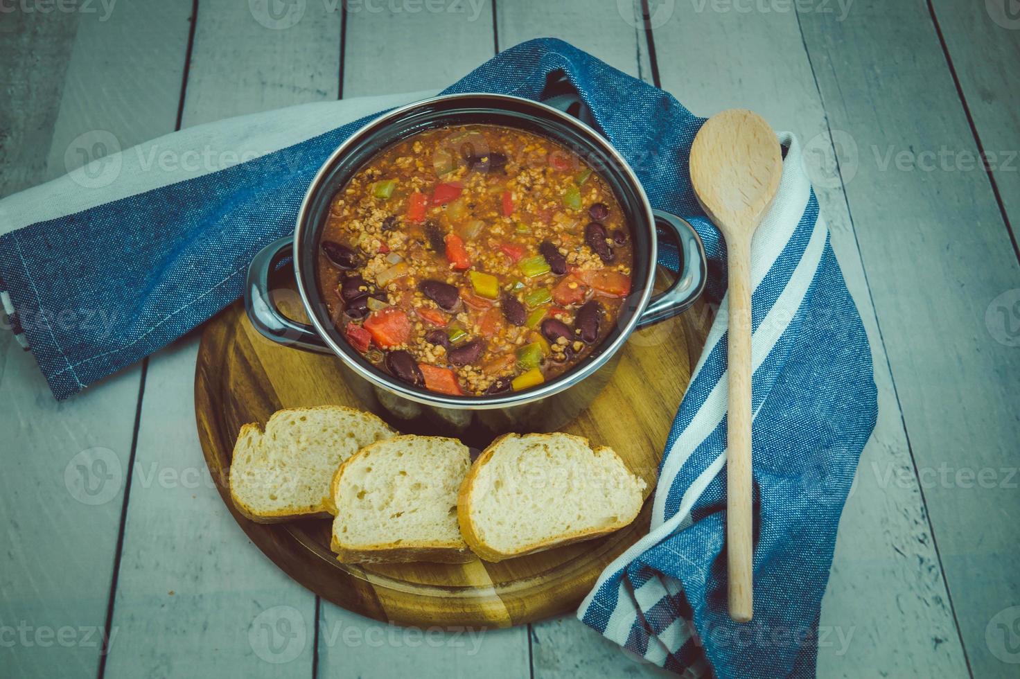 chili con carne med nötköttbönor och kryddor foto