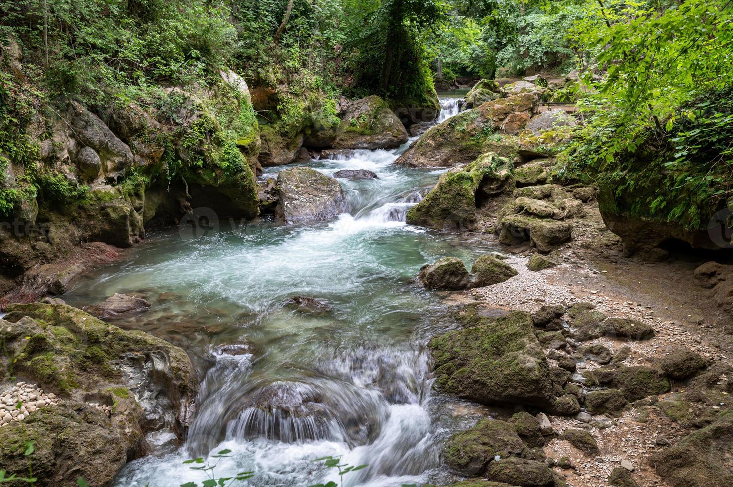 bleck river dopo vattenfall av marmor foto