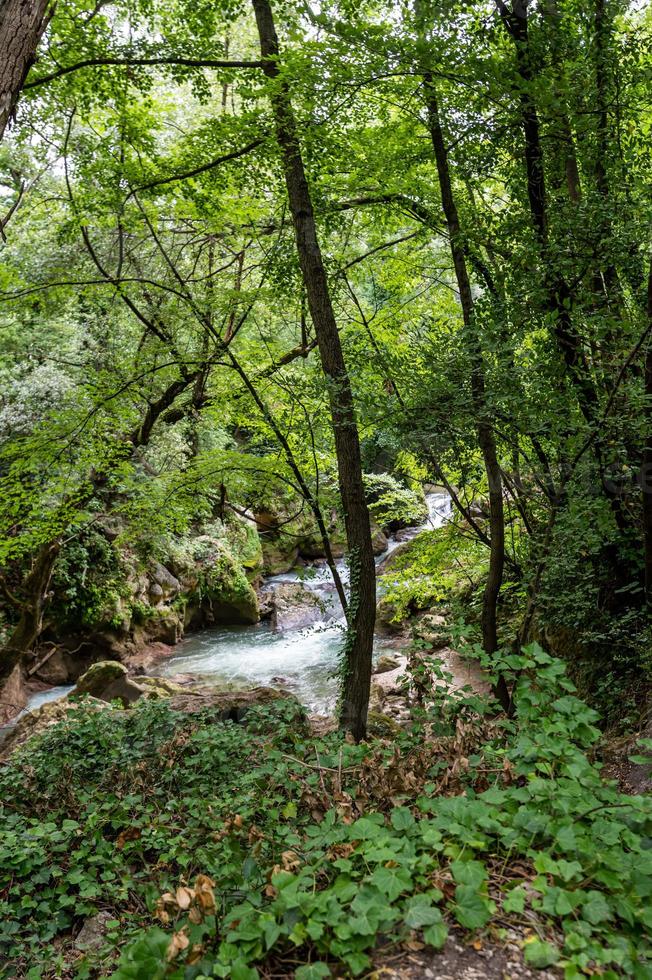 bleck river dopo vattenfall av marmor foto