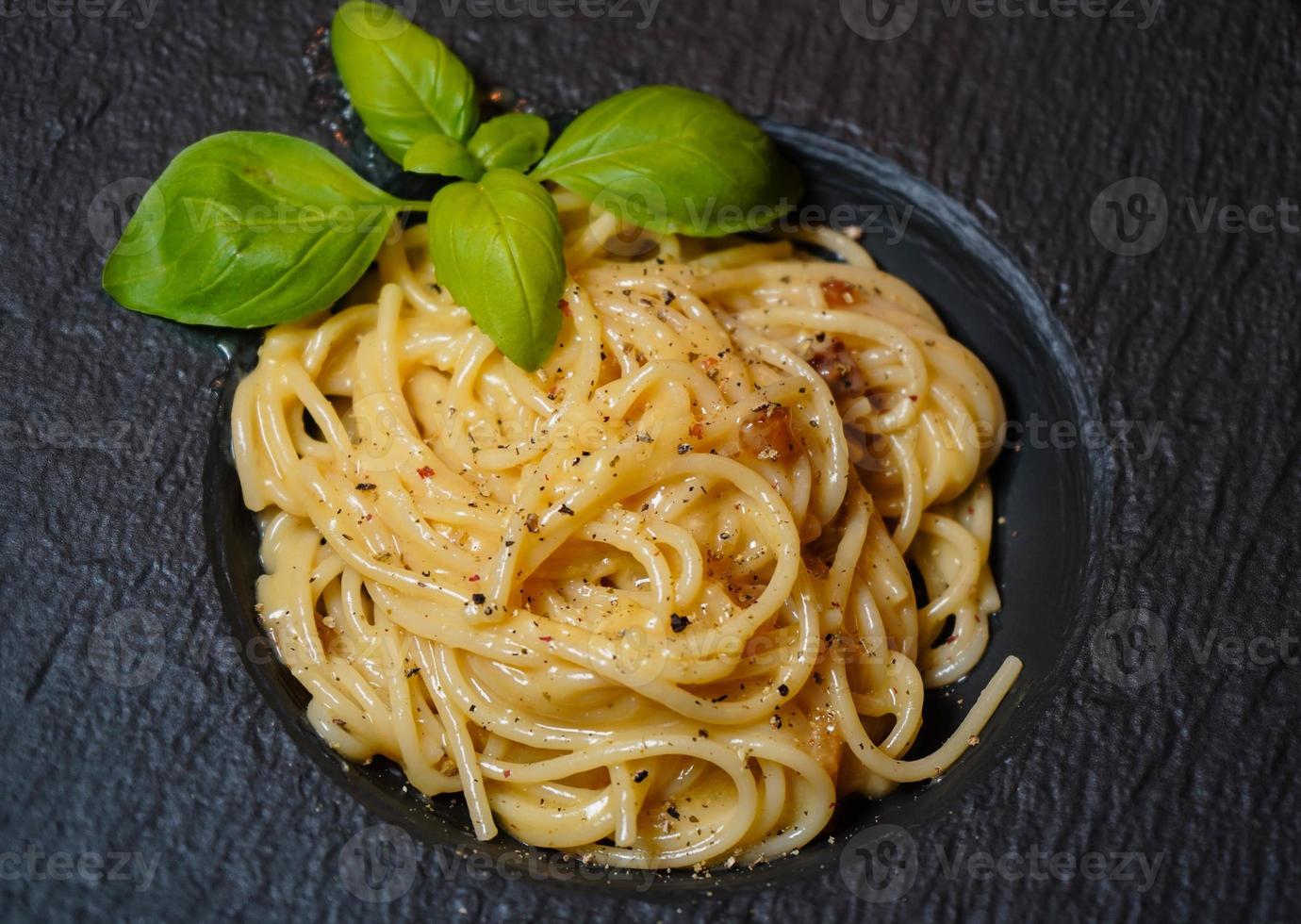 italiensk maträtt spagetti a la carbonara foto