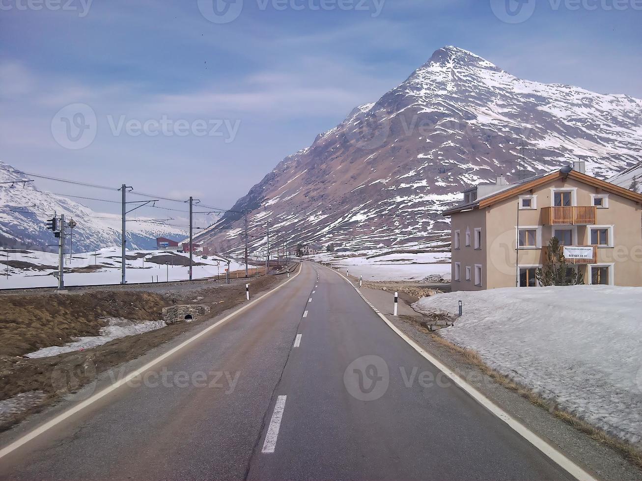 snöiga landskap i Valtellina bergen foto