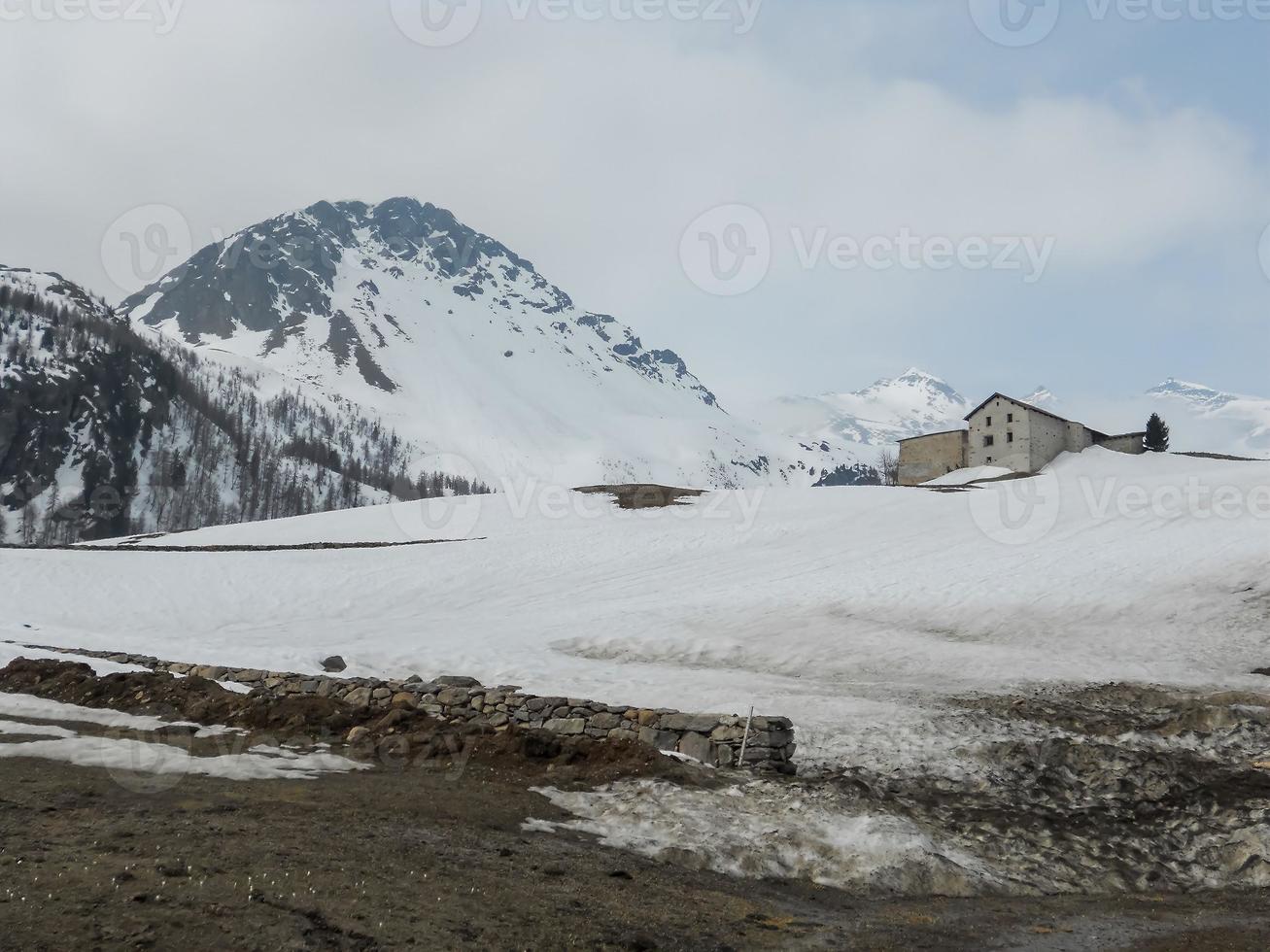 snöiga landskap i Valtellina bergen foto