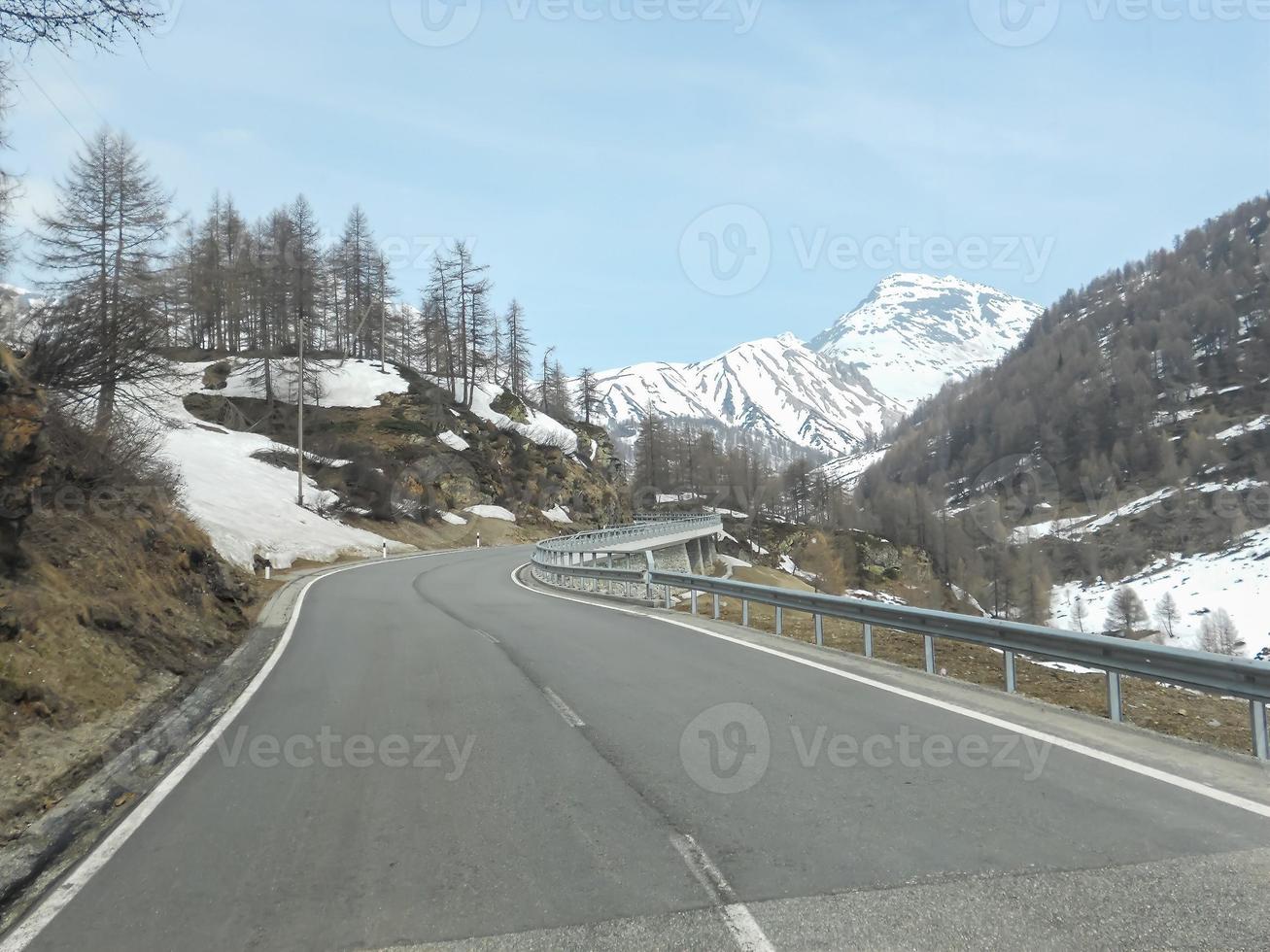 snöiga landskap i Valtellina bergen foto