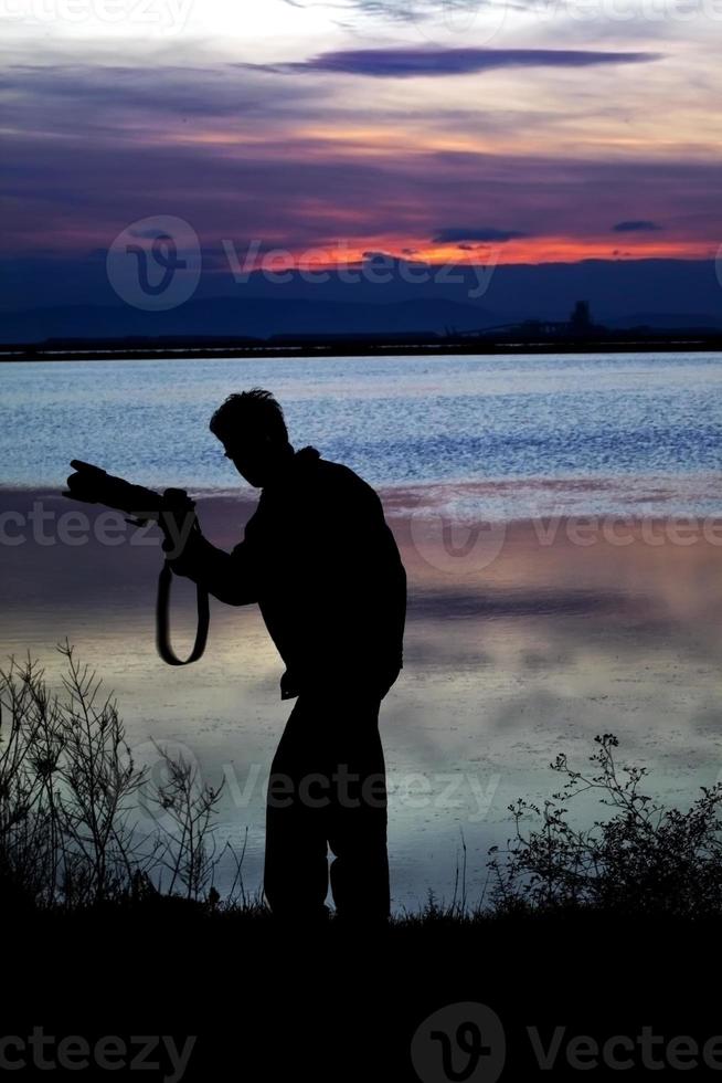 en fotografsilhouette nära havet foto