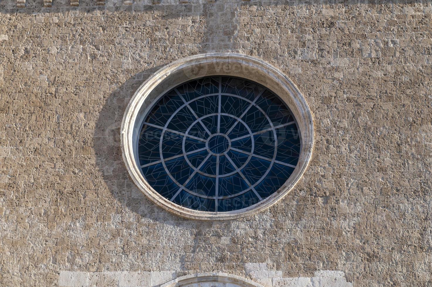 rosfönster i kyrkan San Franceso i Terni foto