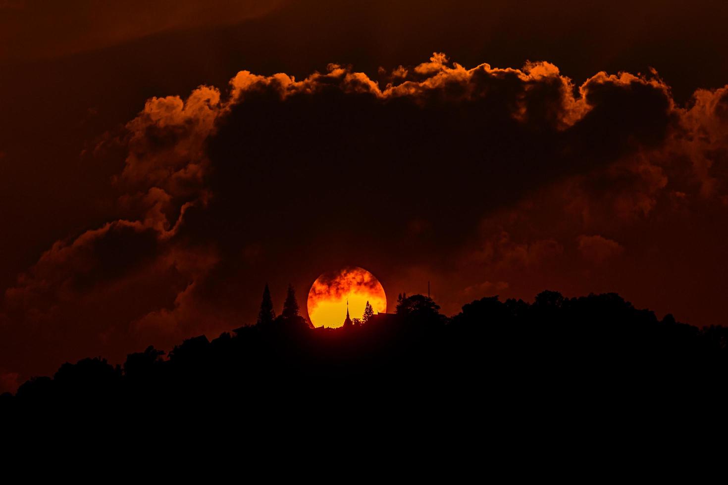 vacker solnedgång med moln över phra som doi suthep tempel foto