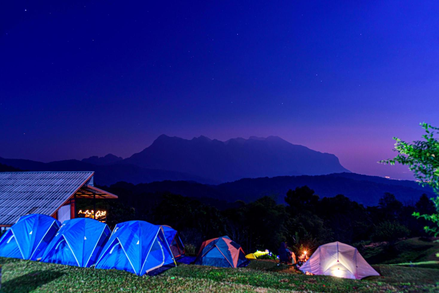 turisttält på kullen på san pa kia i Chiang Mai, Thailand foto