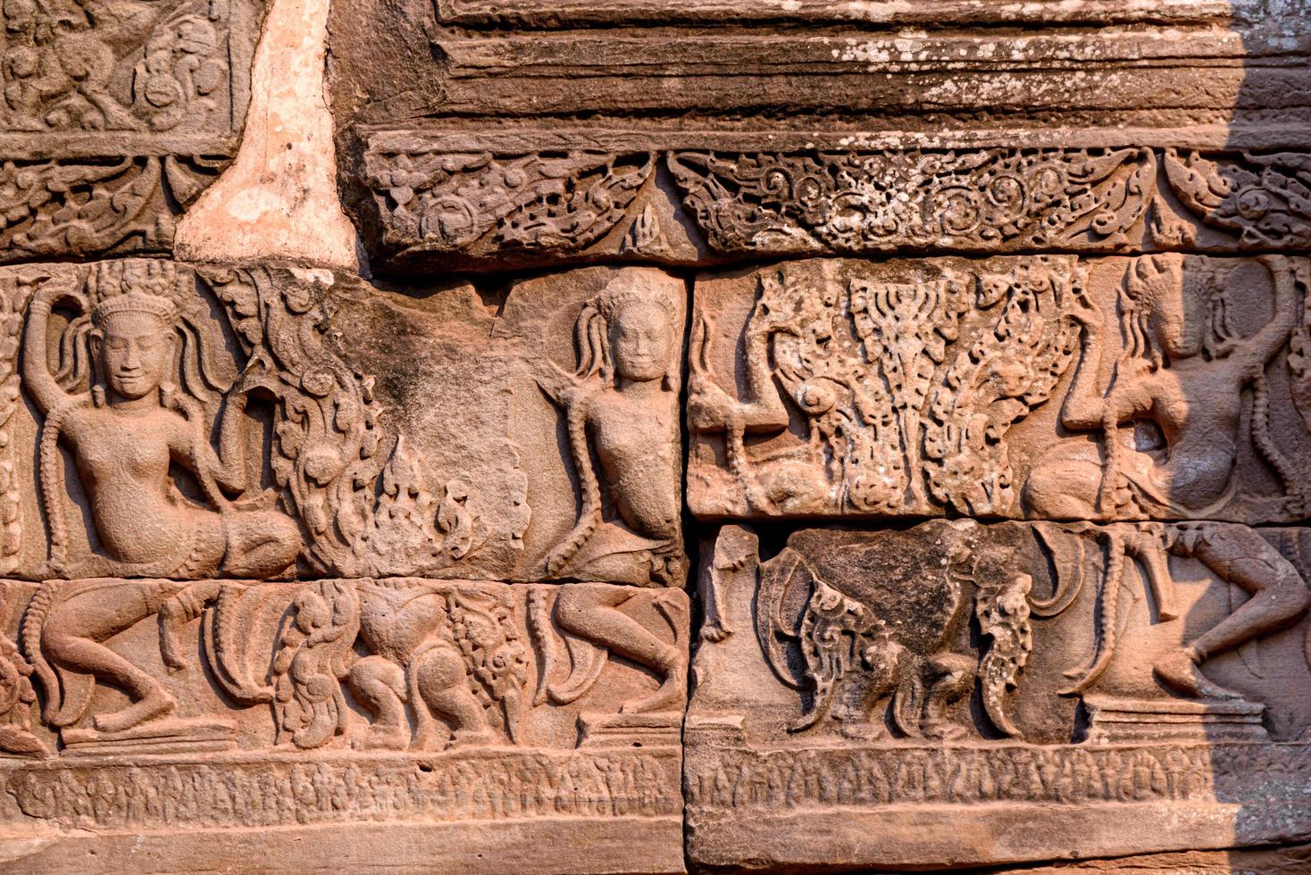 stenhuggningar på väggarna i bayon-templet i angkor thom foto