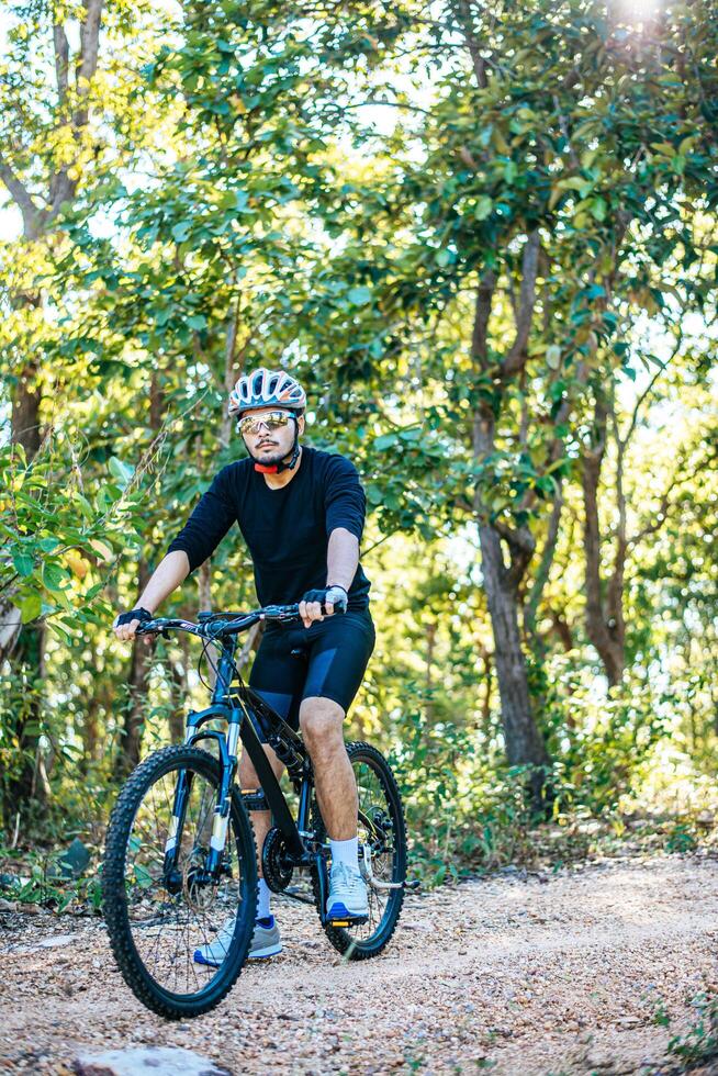 bergcyklister som sitter på cyklar foto