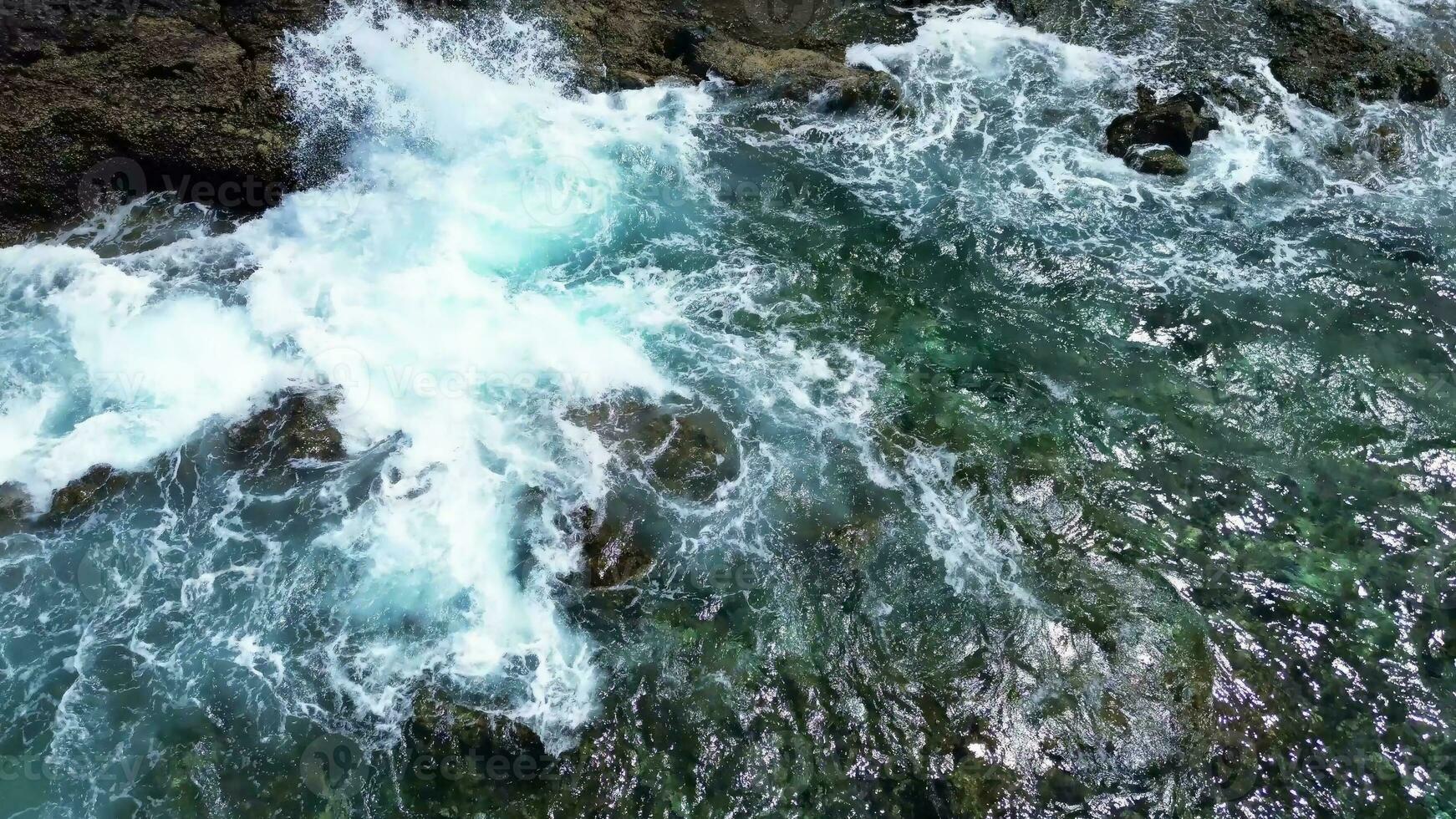 stor atlanten hav vågor träffa de klippig kuster av de kanariefågel ö av tenerife foto