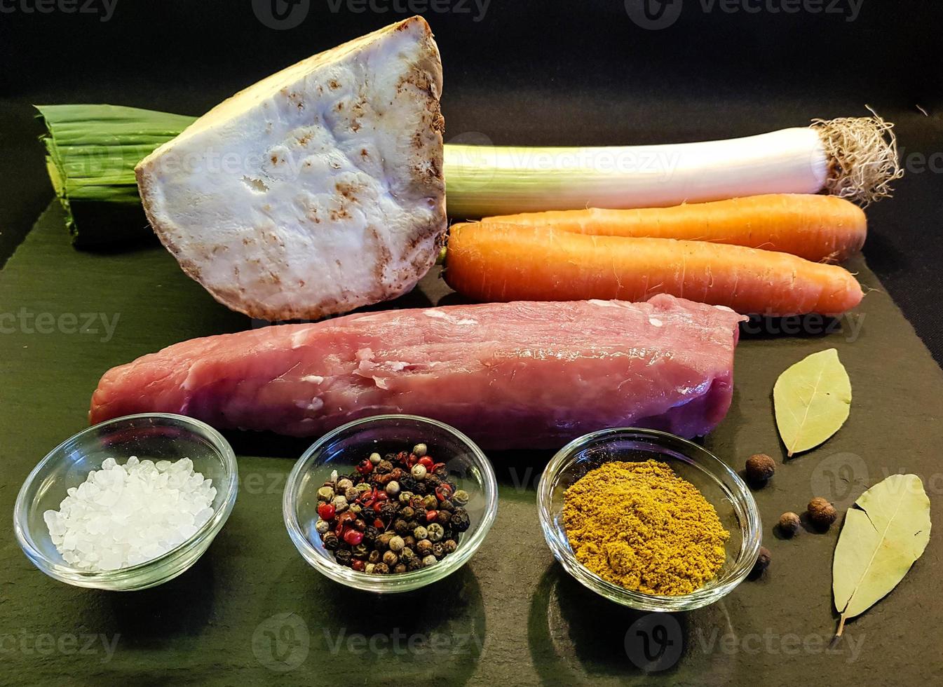 ingredienser i en kryddig curry soppa foto