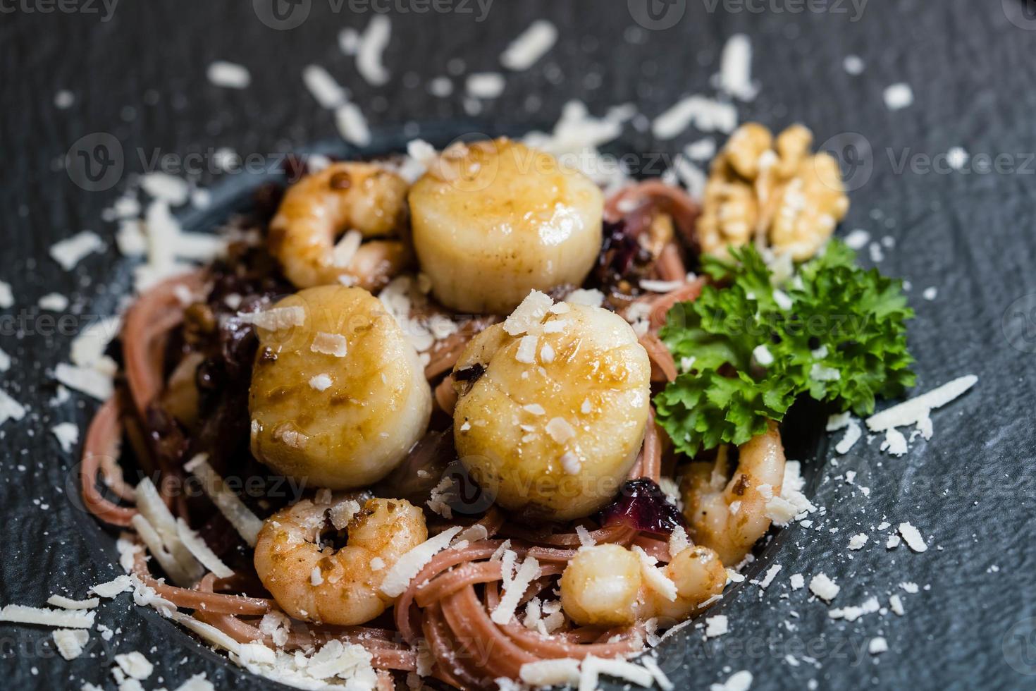 kammusslor med röd linguine pasta, örter och kryddor foto