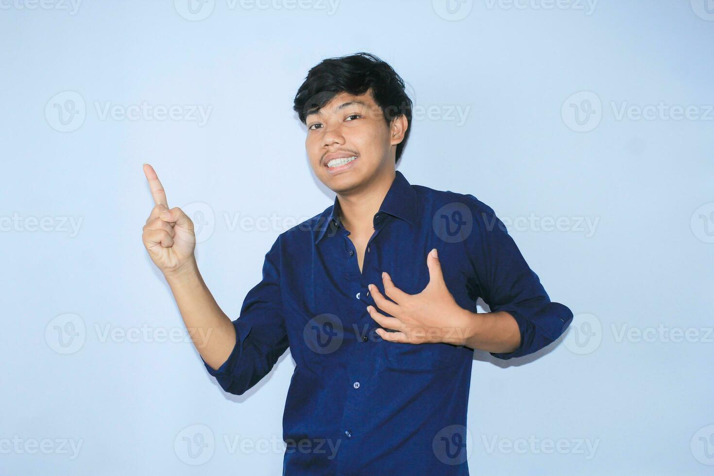 tacksam asiatisk affärsman är leende efter lidande från hjärta ge sig på visa presenter gest med pekande finger till sida foto