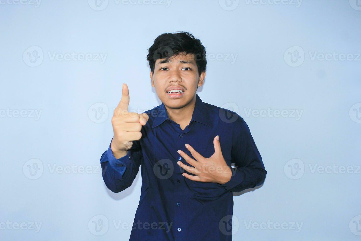 frustrerad asiatisk ung affärsman med arg ansikte är pekande finger och ser till kamera do skylla du gest för konkurs foto