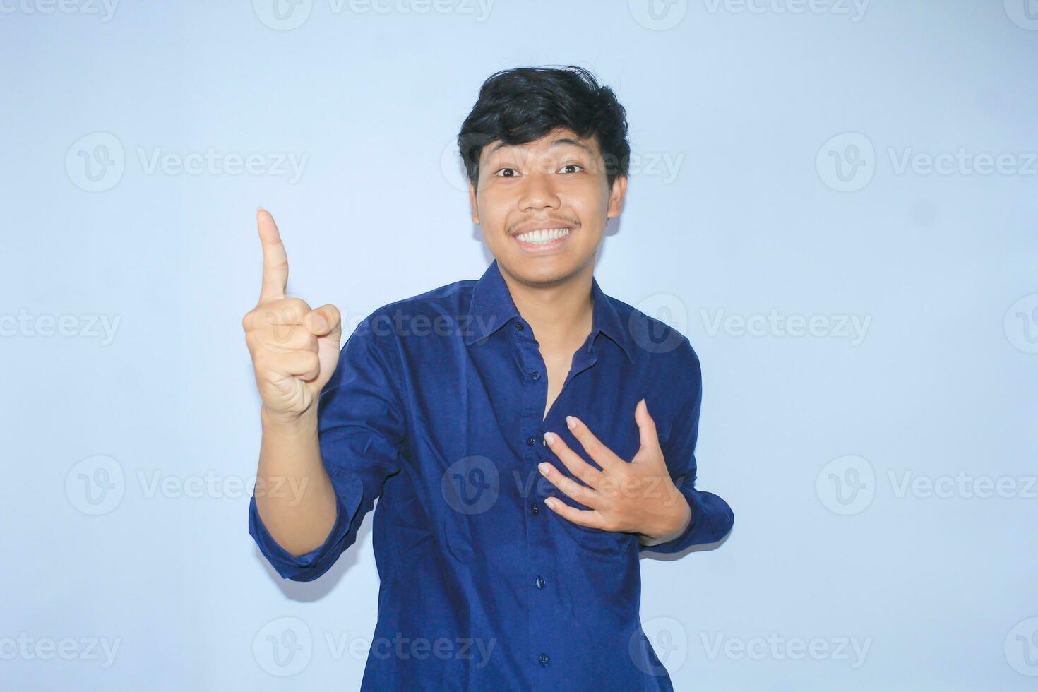 tacksam asiatisk affärsman är leende efter lidande från hjärta ge sig på visa presenter gest med pekande finger upp foto