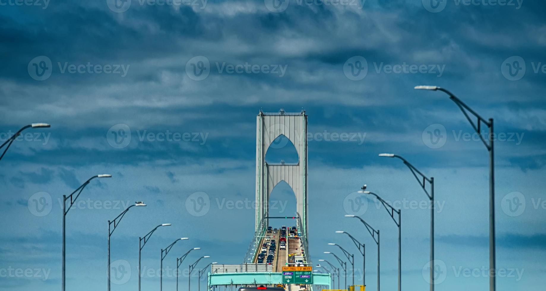 kör i trafik över newport bridge foto