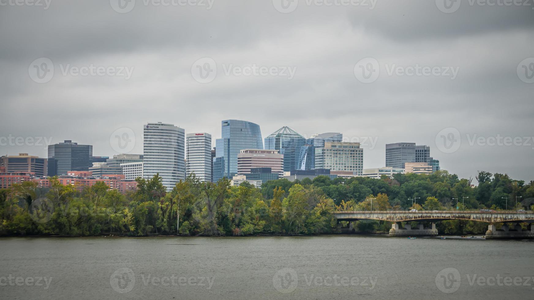 centrum av Arlington, Virginia och Potomac River foto