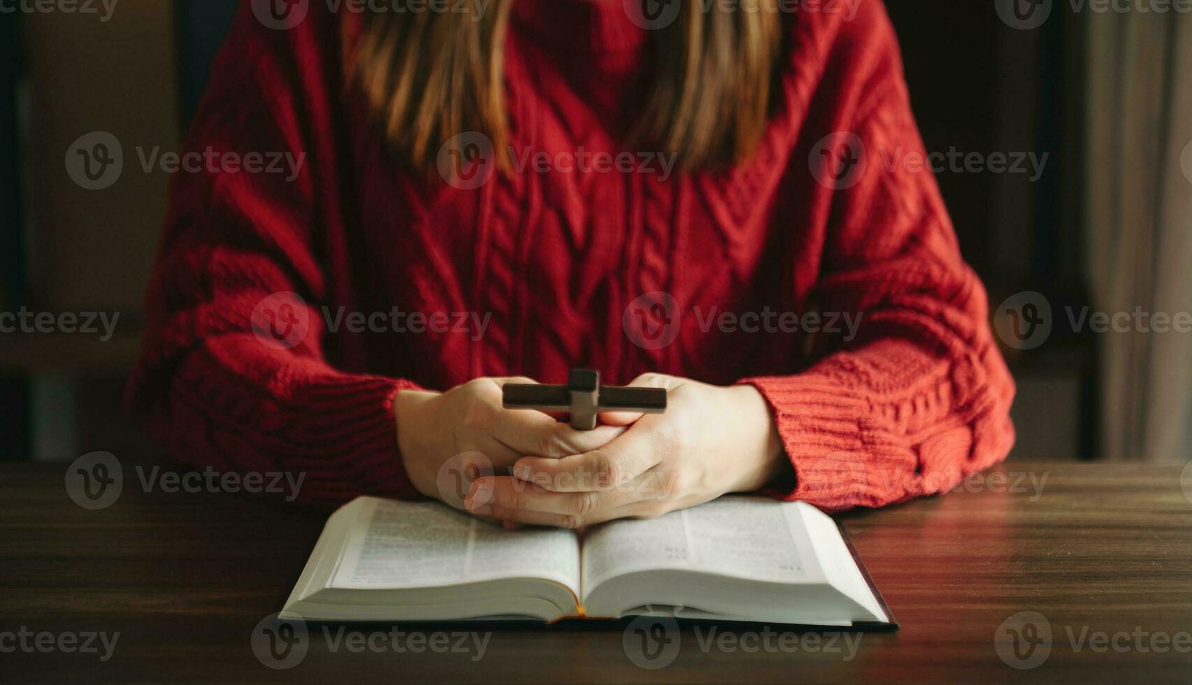 kvinna bön- på helig bibel i de morgon.kvinna hand med bibel bön. kristen liv kris bön till Gud. foto