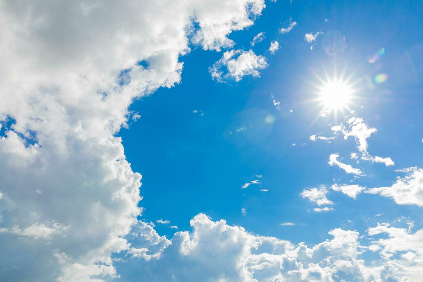 blå himmel med vit moln och Sol skön naturlig bakgrund foto