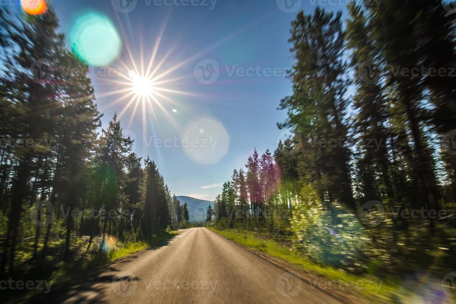 kör längs sjön mcdonald vägar i glaciär nationalpark montana foto