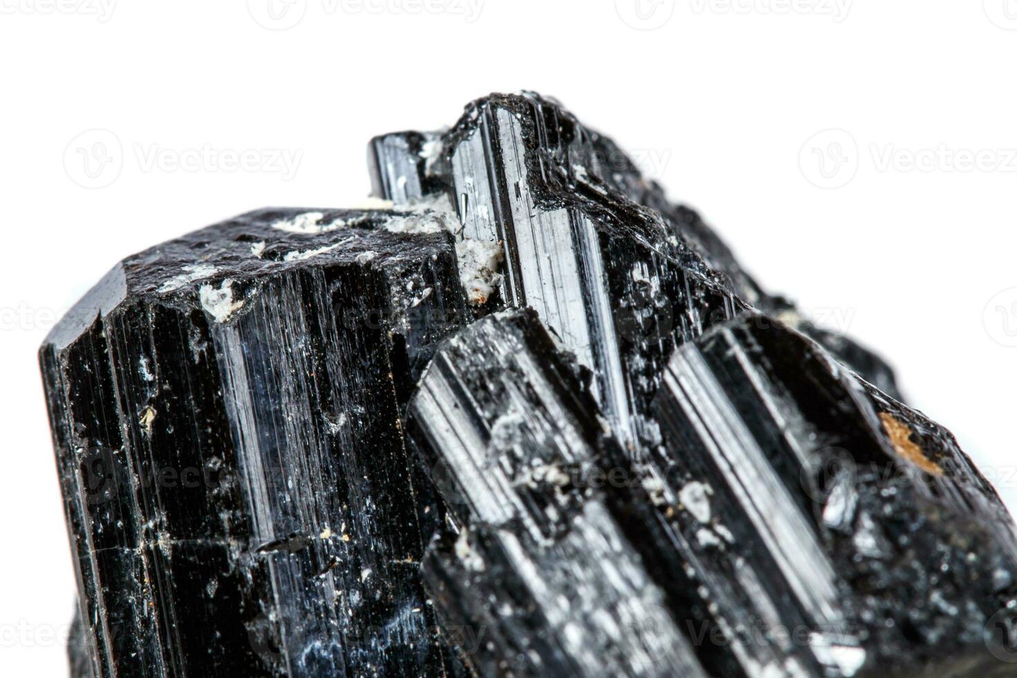 makro mineral sten sherle, schorl, svart turmalin på vit bakgrund foto