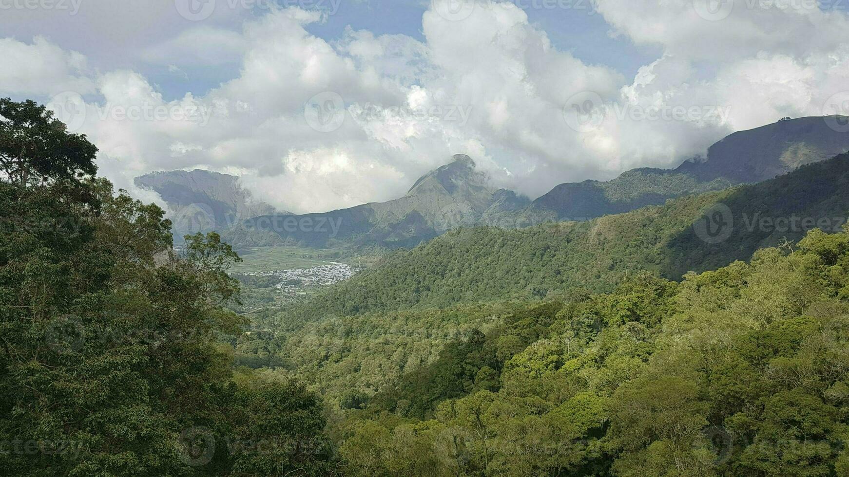 landskap av de bergen och de by i sembalun, rinjani fjäll, indonesien foto