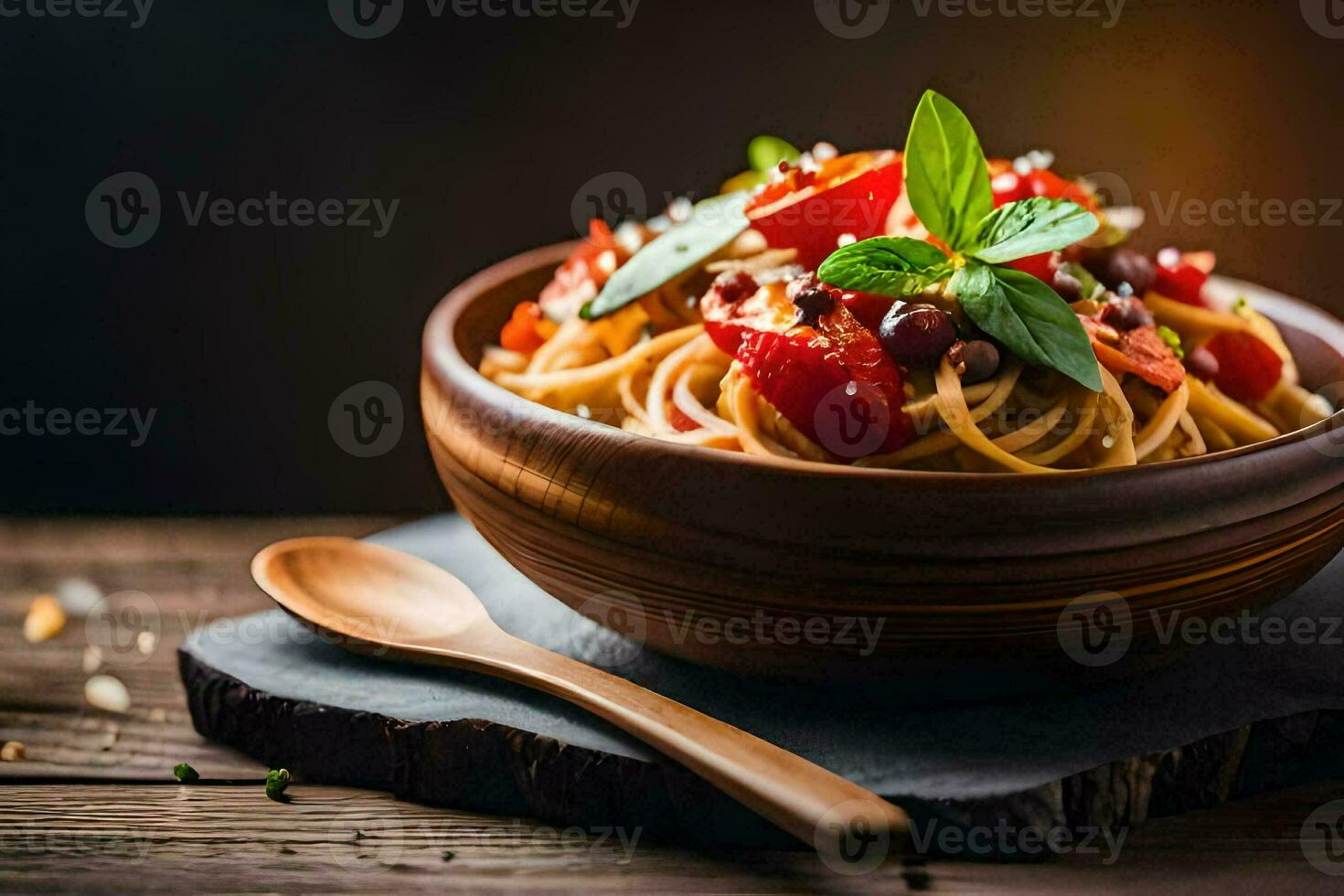 spaghetti med tomater och basilika löv i en trä- skål. ai-genererad foto