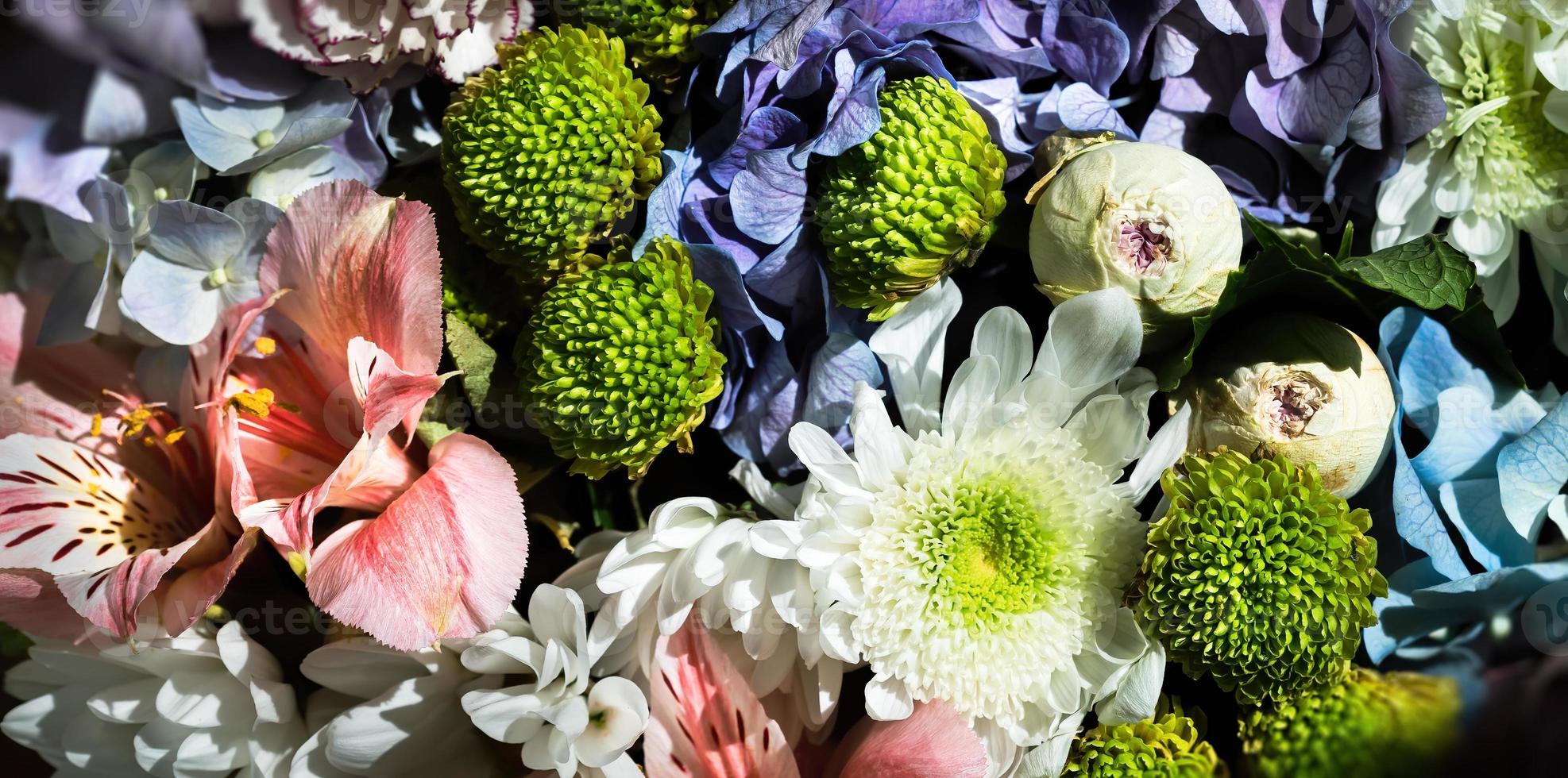 festlig bukett med diverse blommor foto