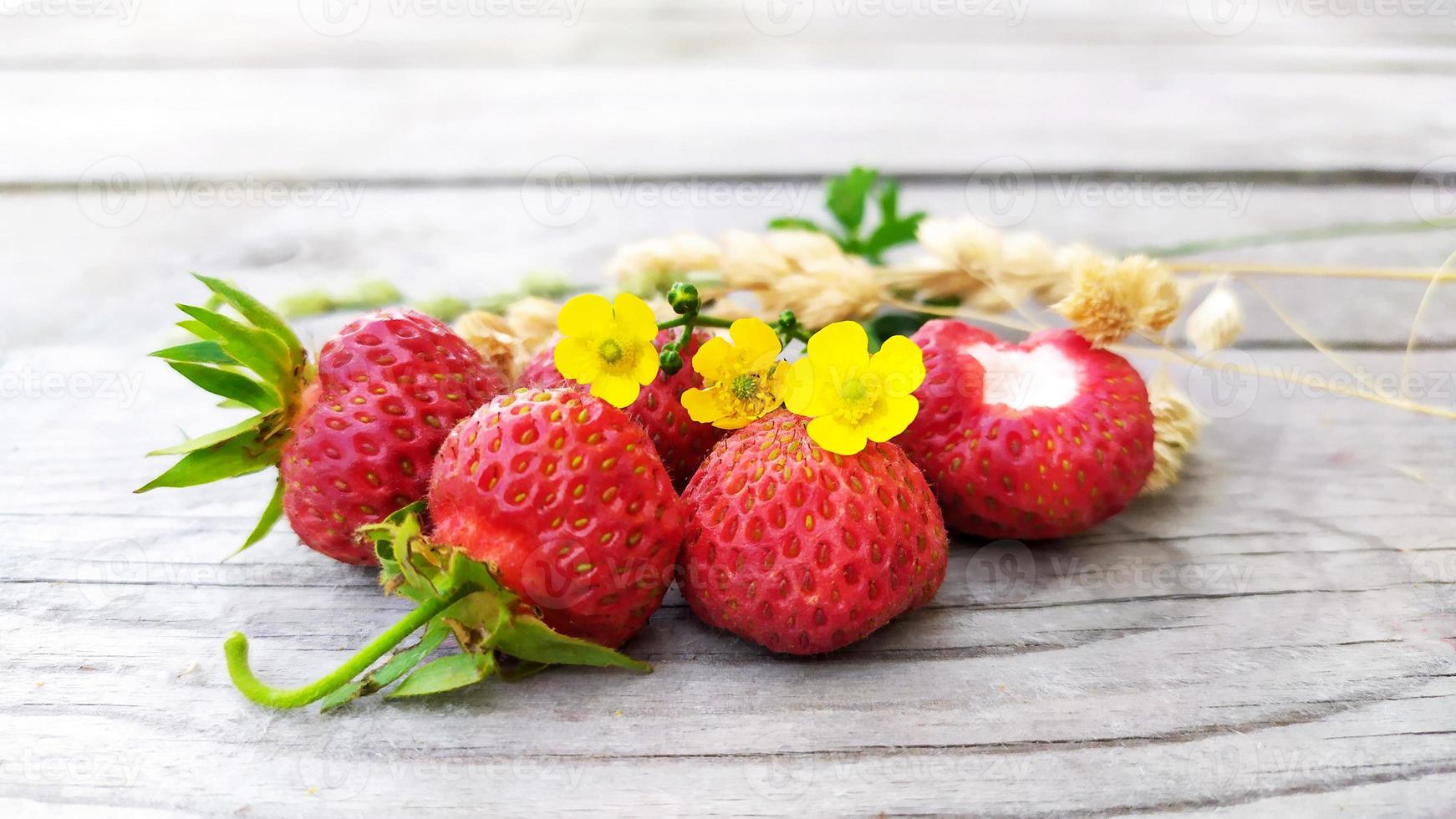 jordgubbe närbild med torra gula kvistar av sedge foto