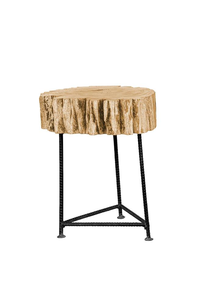 trä med stålben förenklad stol isolerad på vita bakgrunder foto