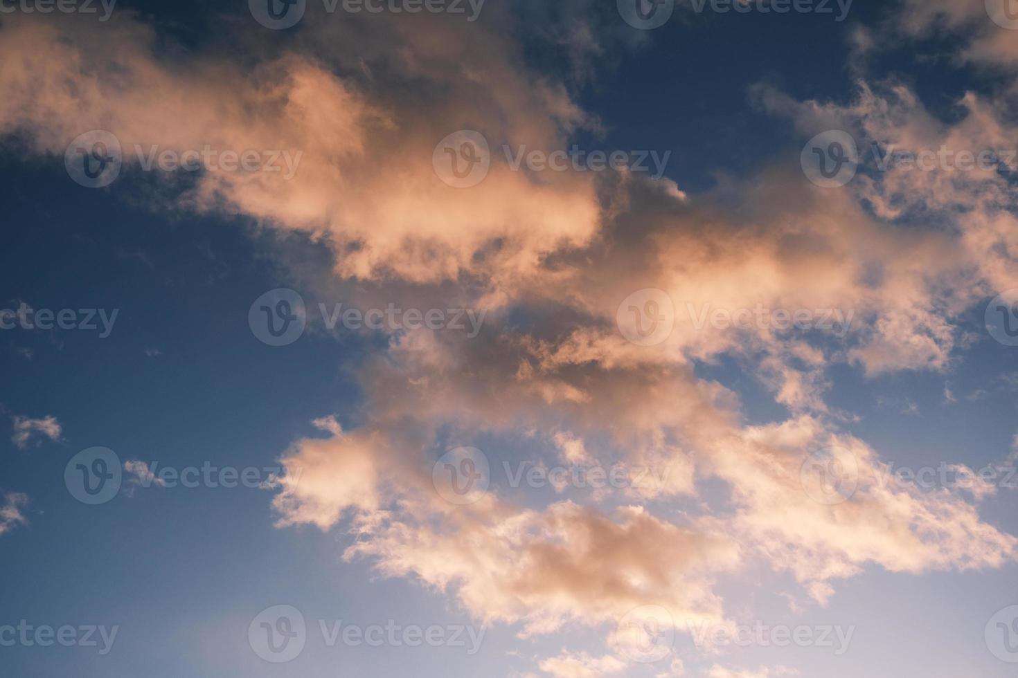 blå himmel med drömmande moln morgon vid soluppgång foto