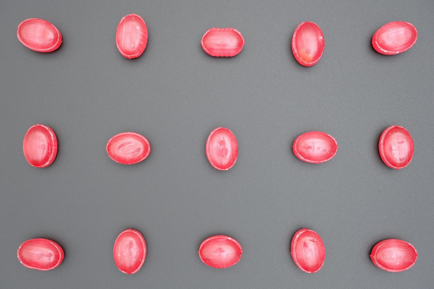röd oval form glänsande karamell berberis godis mönster närbild foto