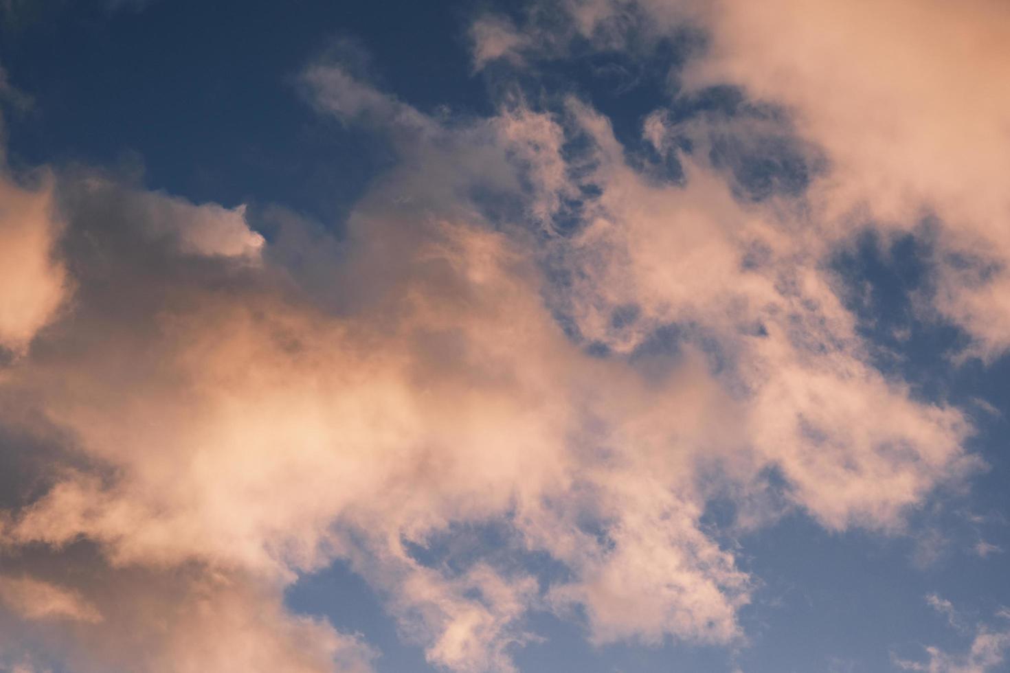 blå himmel med drömmande moln morgon vid soluppgång foto