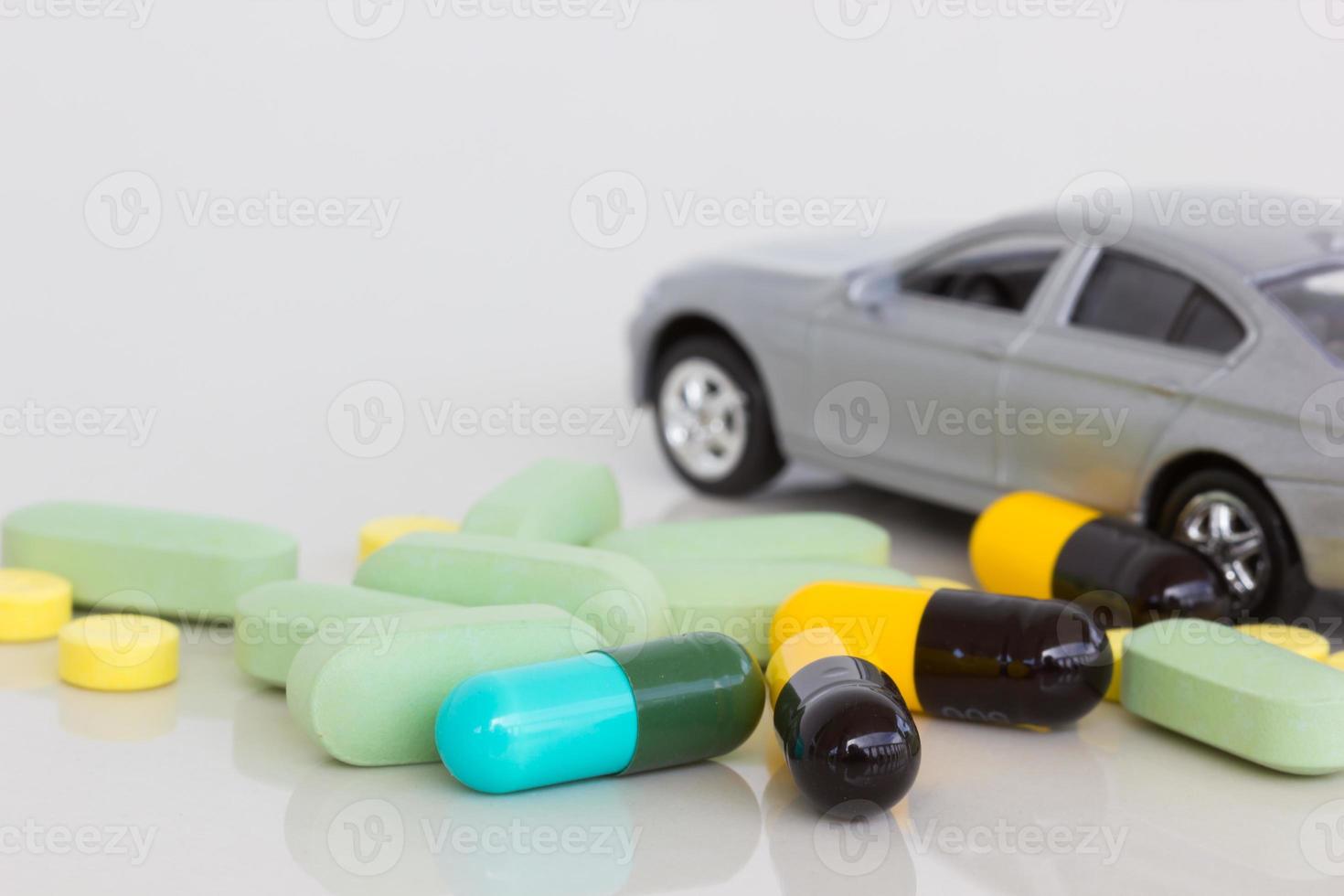 horisontellt foto av medicin med suddig grå bil i bakgrunden.