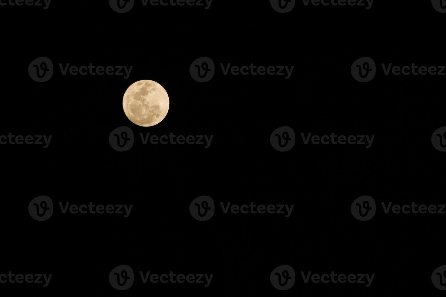 gul måne på svart på natten bakgrund foto