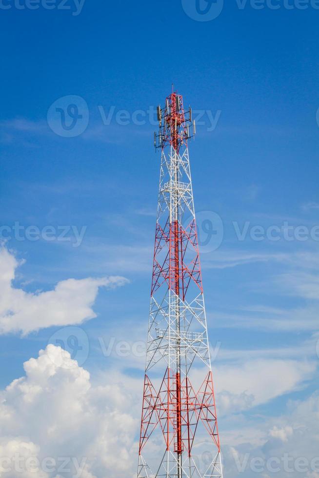 telekommunikationstorn mitt i bilden foto