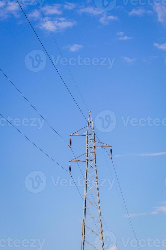 elektrisk stolpe vid vägen med kraftledningar, foto