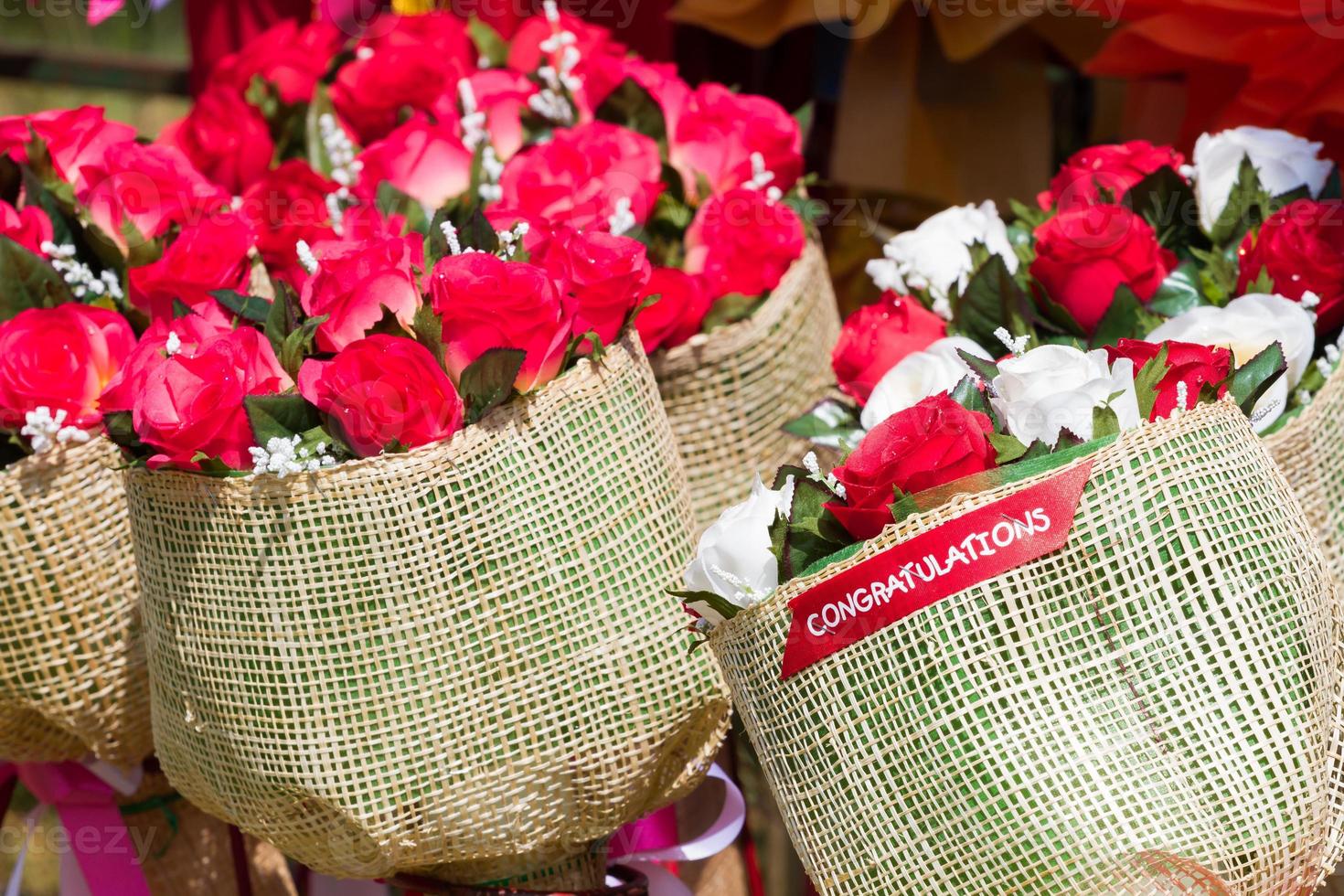 närbild bukett av färgglad konstgjord blomma foto