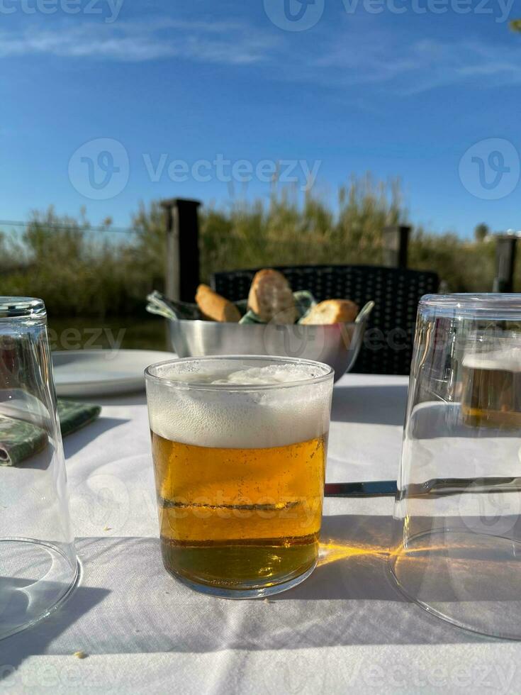 glas av öl på de Kafé tabell foto