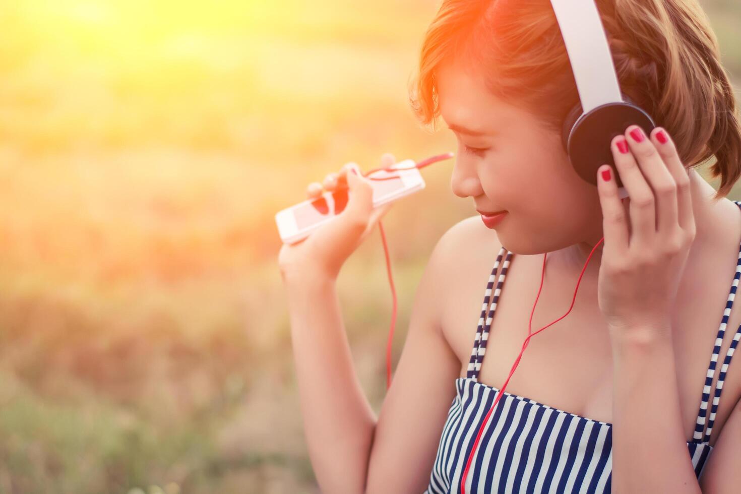 kvinna livsstilskoncept. ung asiatisk kvinna som lyssnar på musik. foto